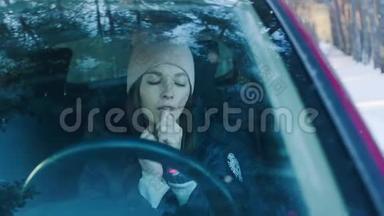 女人在树林里的车里<strong>暖手</strong>。 冬季寒冷概念